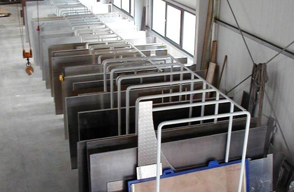 Umfangreiches Lager an Aluminiumblechen in verschiedenen Stärken.