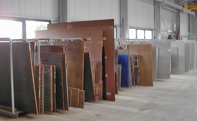 Materiallager mit Blechen verschiedener Güten und Stärken.